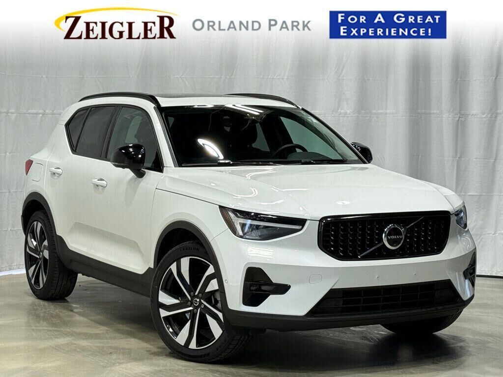 2024 VOLVO XC40