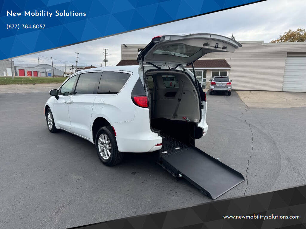 2023 CHRYSLER Voyager