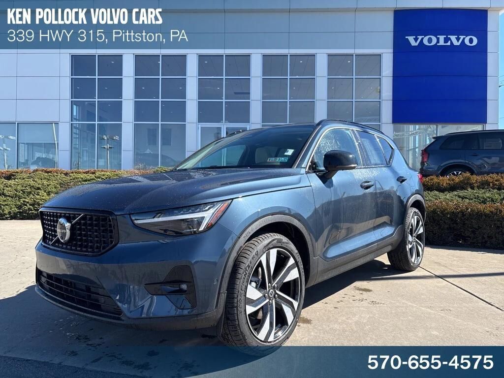 2026 VOLVO XC40
