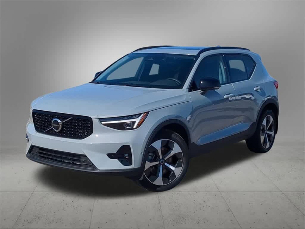 2026 VOLVO XC40