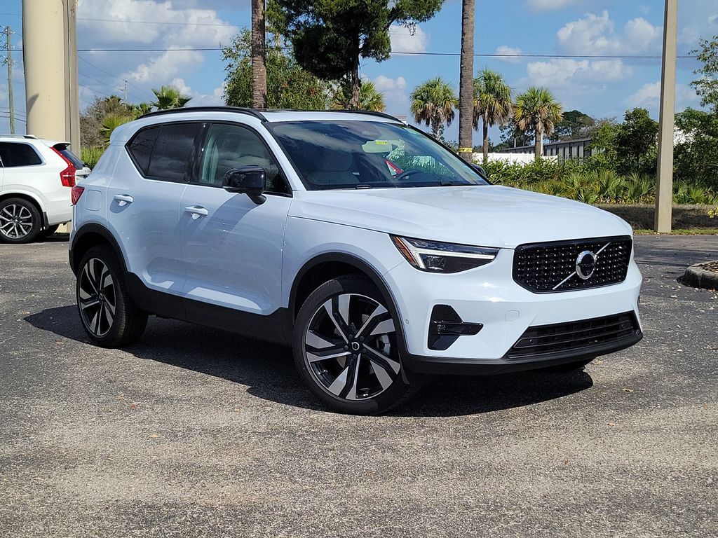 2026 VOLVO XC40