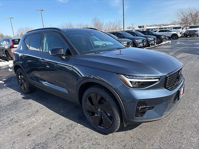 2026 VOLVO XC40