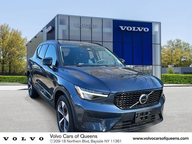 2026 VOLVO XC40