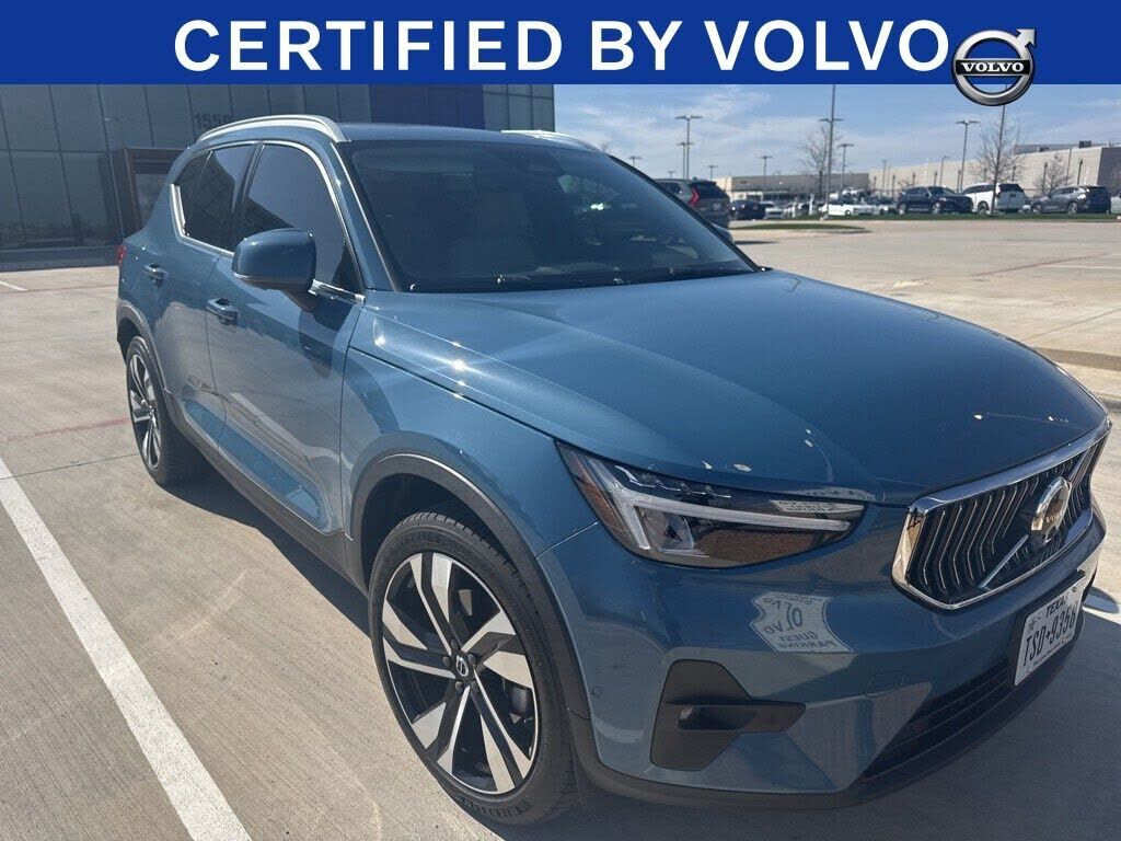 2023 VOLVO XC40