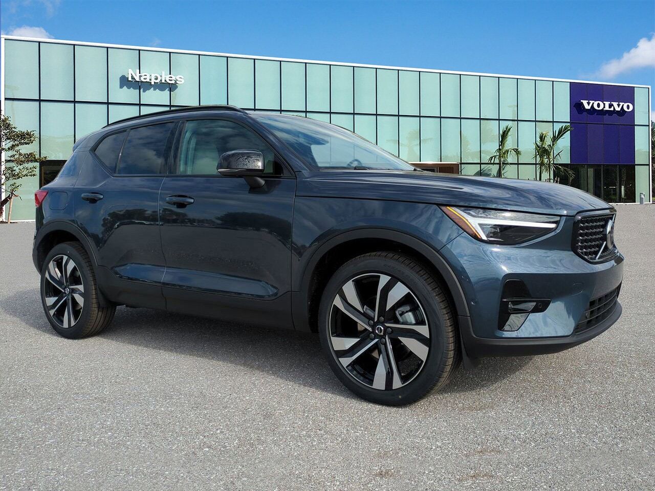 2026 VOLVO XC40