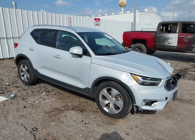 2022 VOLVO XC40