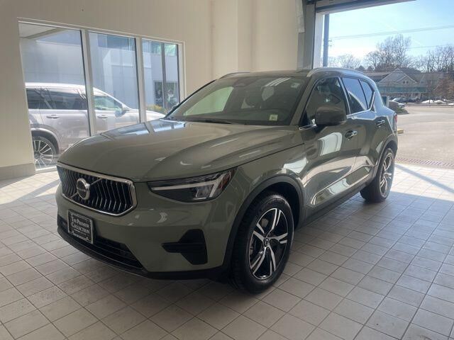 2025 VOLVO XC40