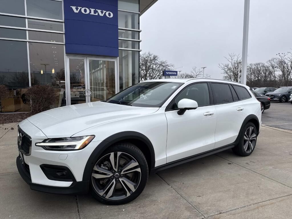 2025 VOLVO V60CC