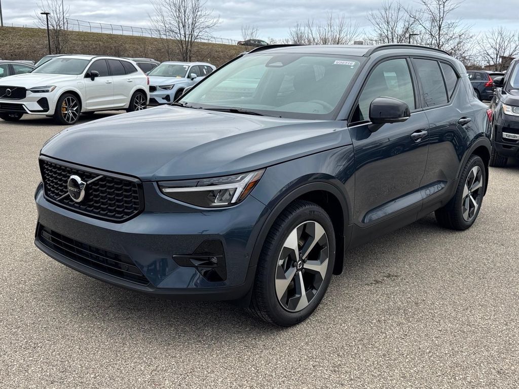 2026 VOLVO XC40