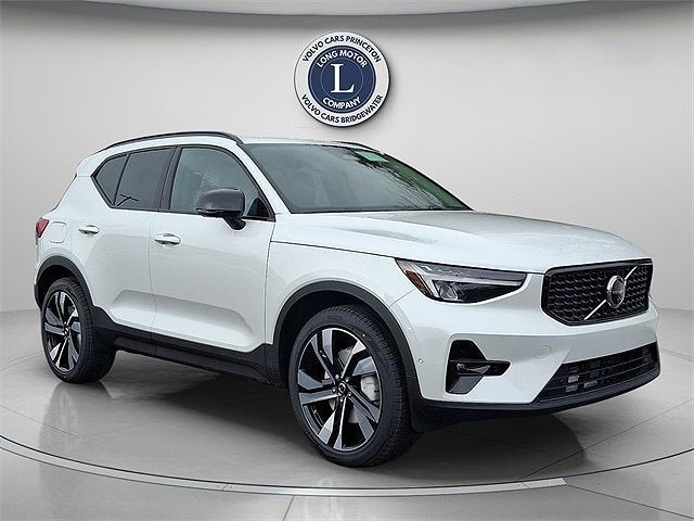 2026 VOLVO XC40