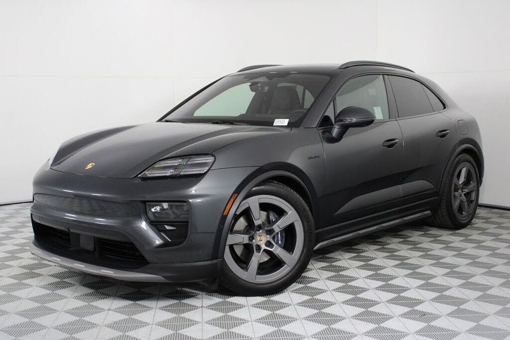 2025 PORSCHE Macan