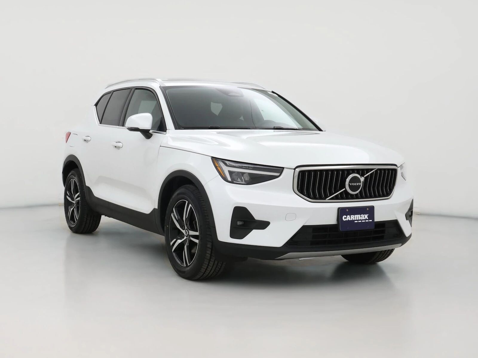 2023 VOLVO XC40