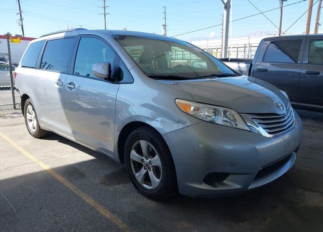 2016 TOYOTA Sienna