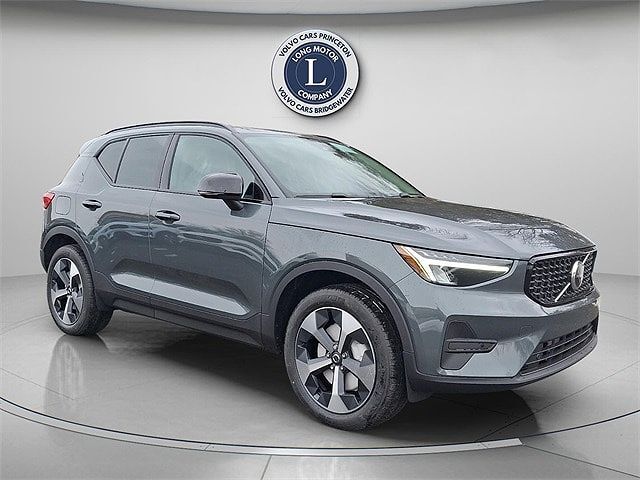 2026 VOLVO XC40