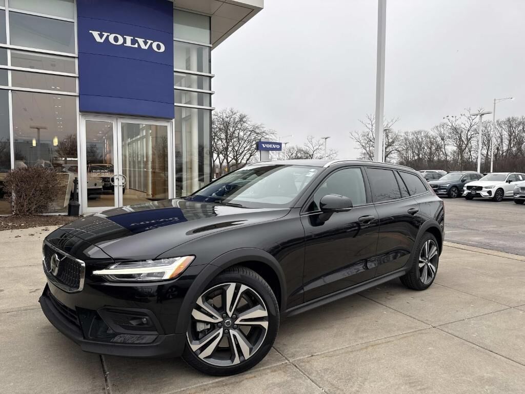 2025 VOLVO V60CC