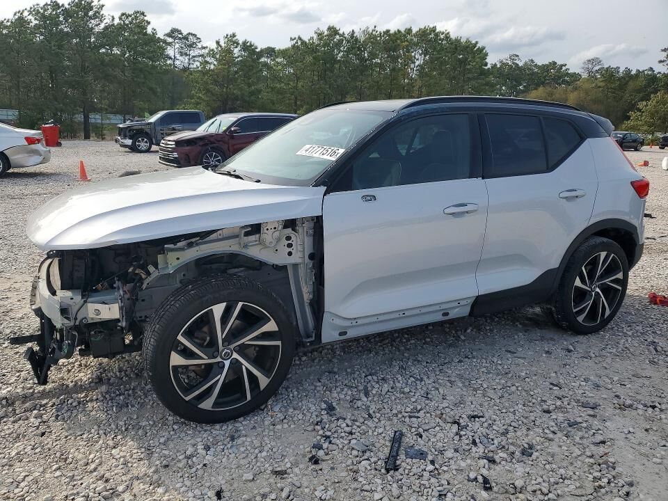2021 VOLVO XC40