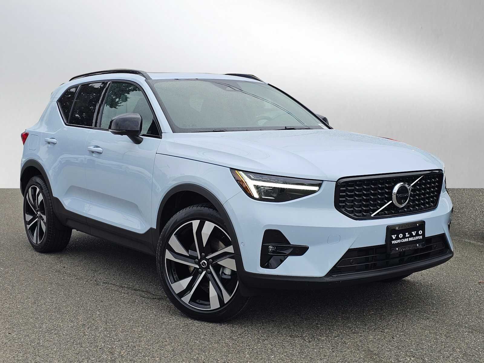 2026 VOLVO XC40