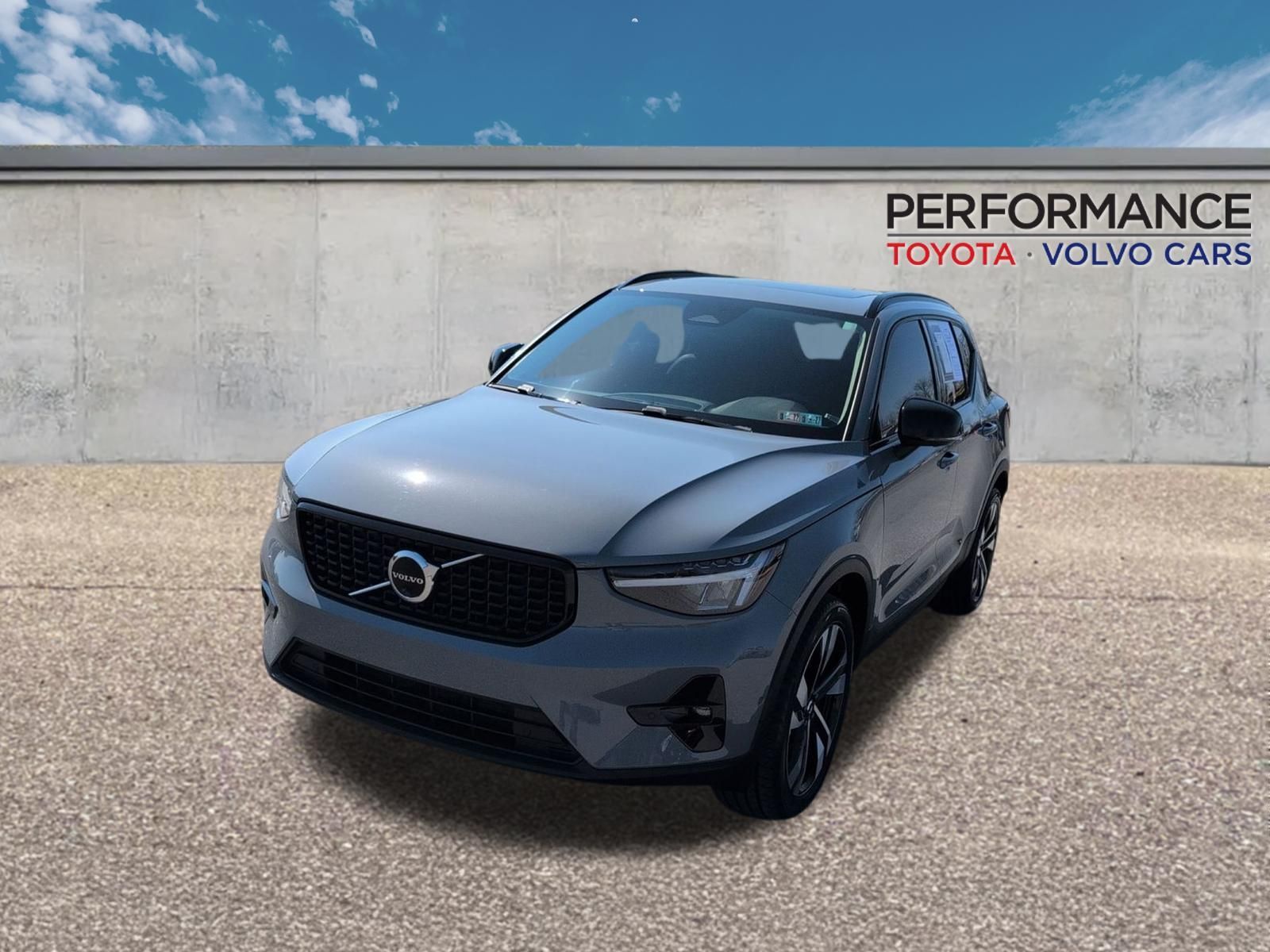 2023 VOLVO XC40