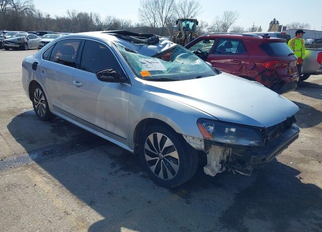 2012 VOLKSWAGEN Passat