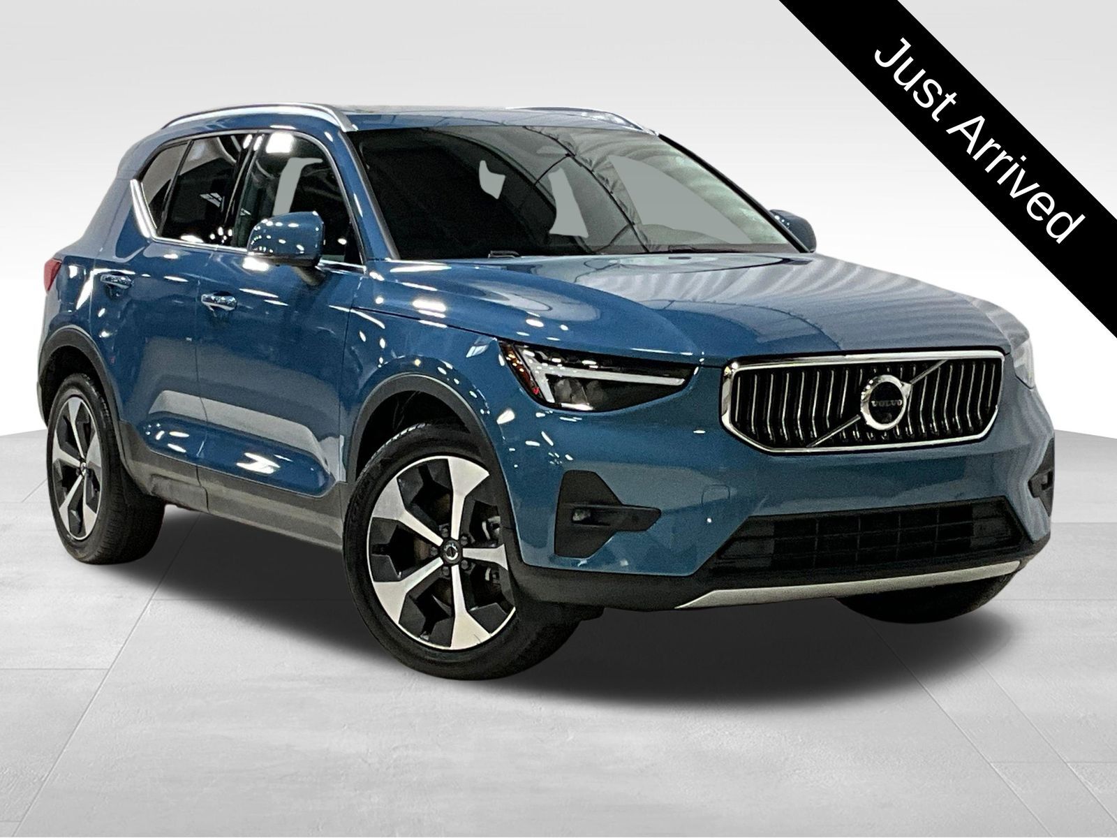 2025 VOLVO XC40