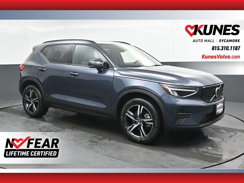 2026 VOLVO XC40