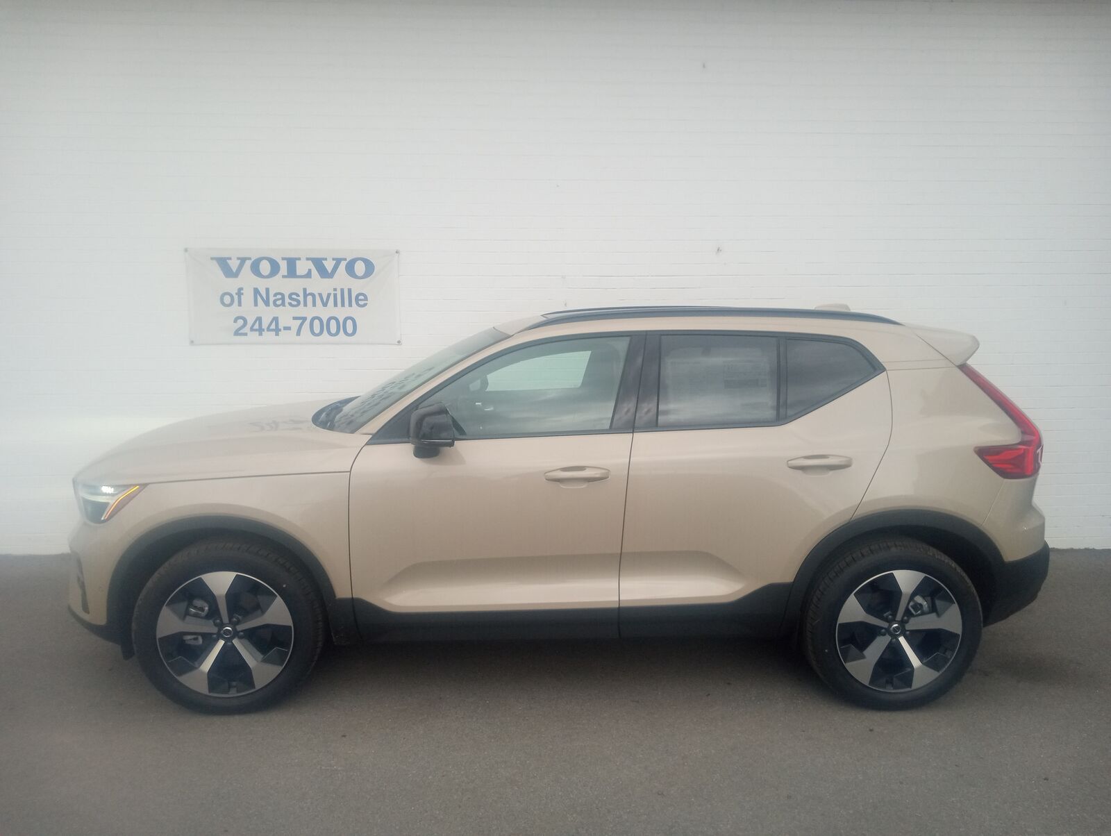 2026 VOLVO XC40