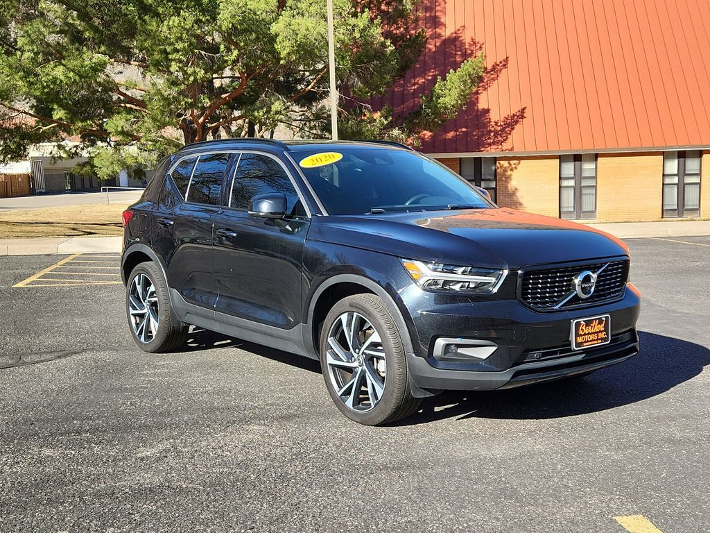 2020 VOLVO XC40