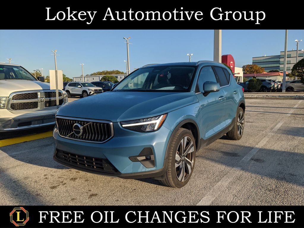 2023 VOLVO XC40