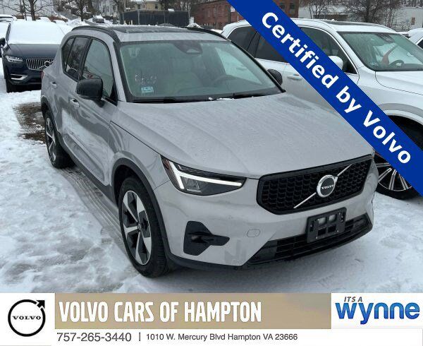 2023 VOLVO XC40