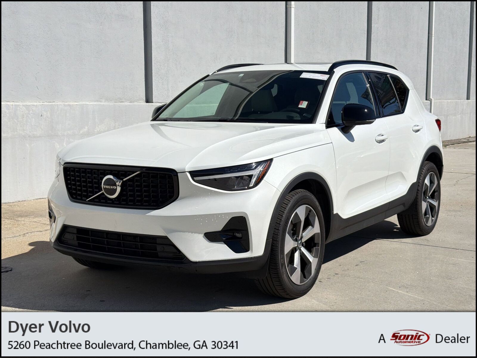 2023 VOLVO XC40