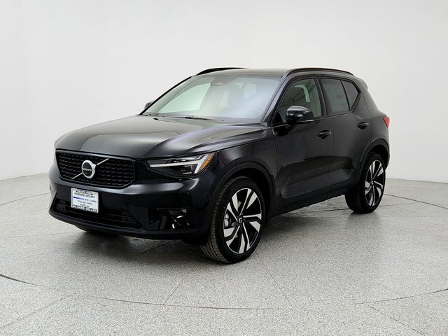 2026 VOLVO XC40