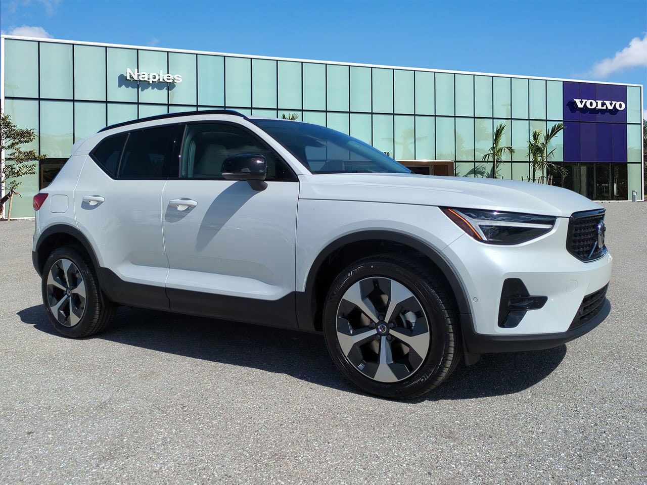 2026 VOLVO XC40