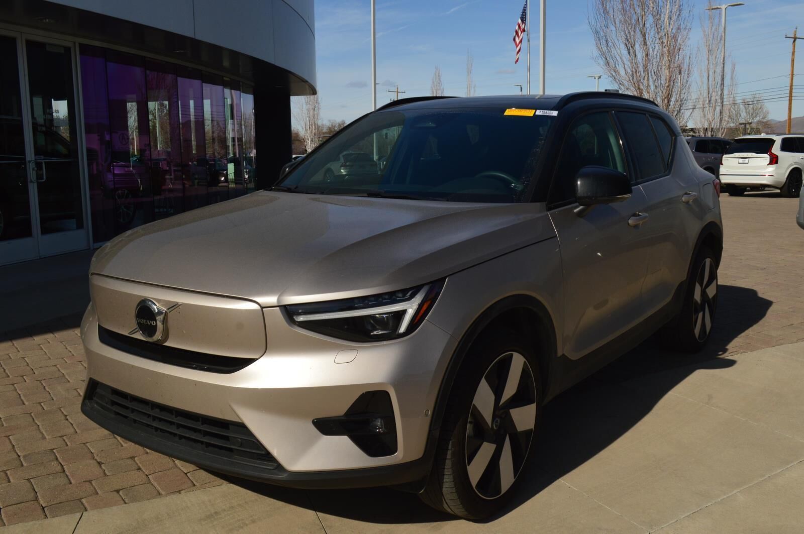 2023 VOLVO XC40