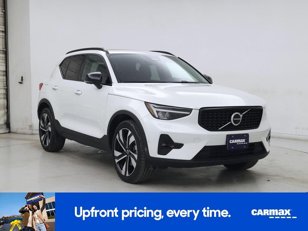 2023 VOLVO XC40