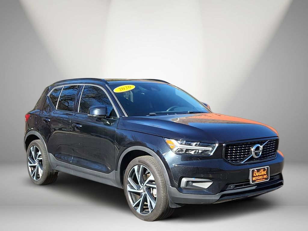 2020 VOLVO XC40