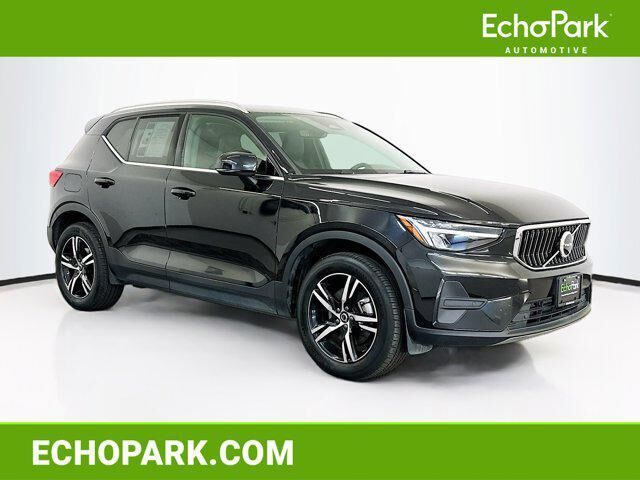 2025 VOLVO XC40