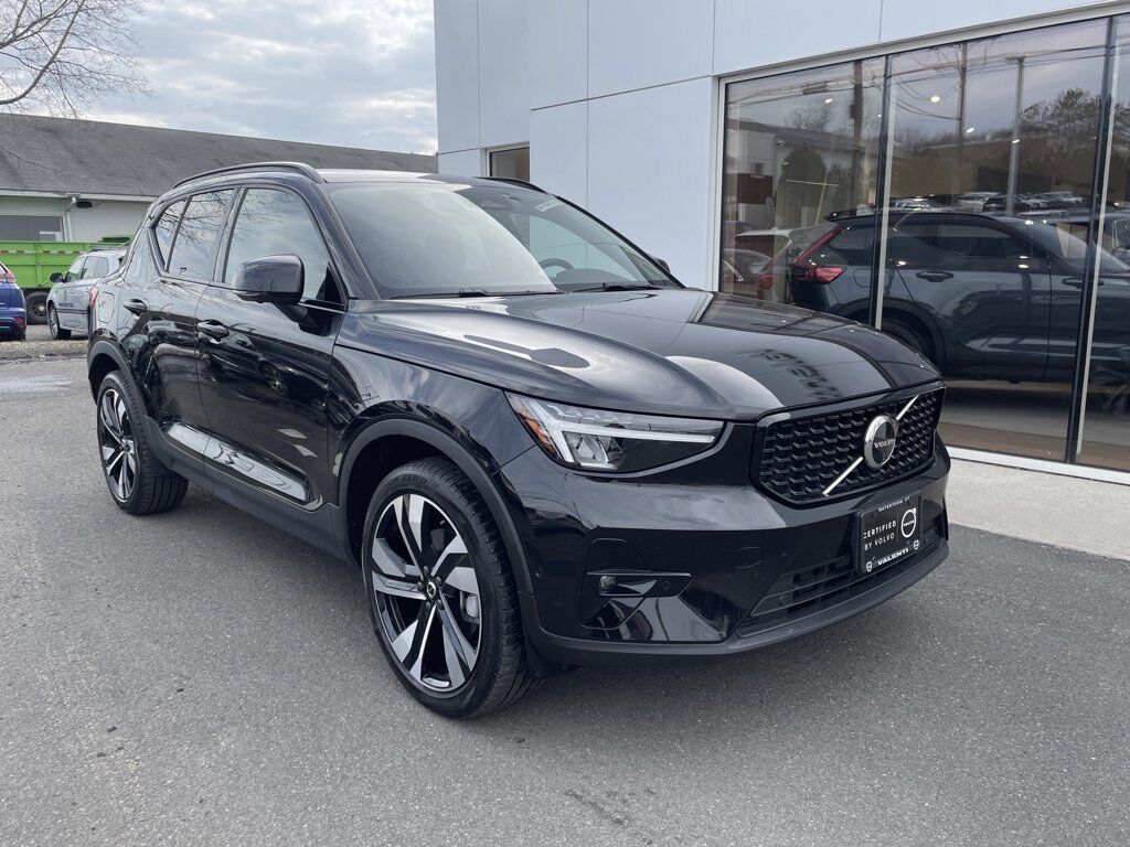 2025 VOLVO XC40