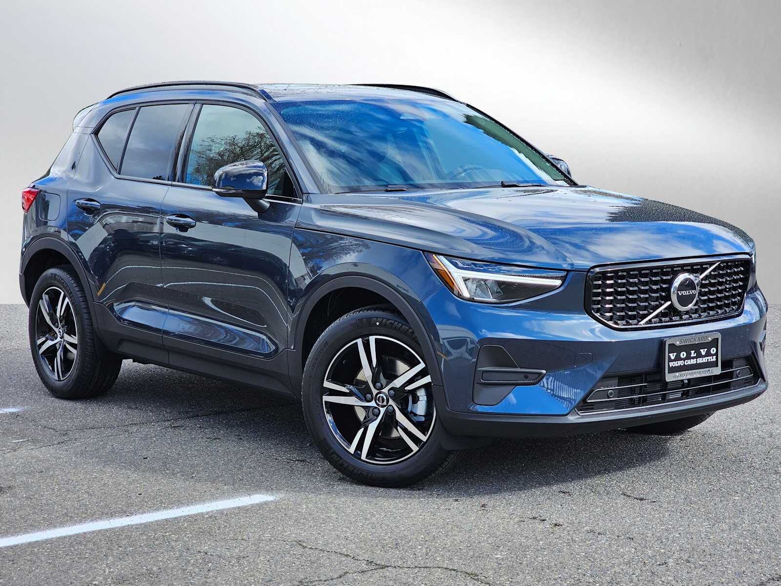 2026 VOLVO XC40