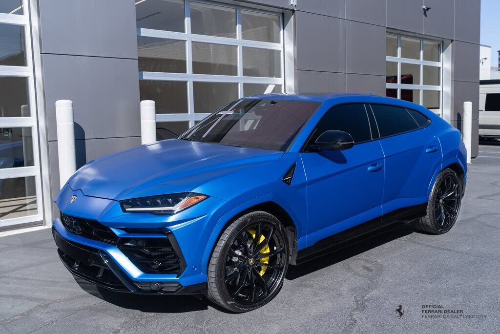 2022 LAMBORGHINI URUS
