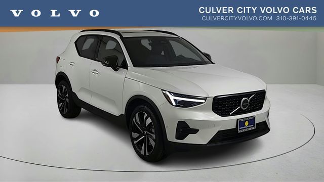 2026 VOLVO XC40