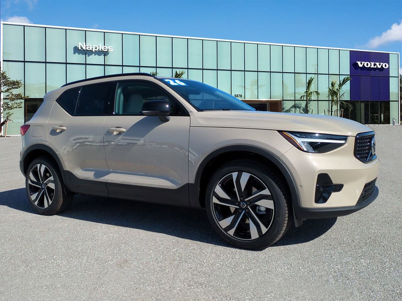 2026 VOLVO XC40