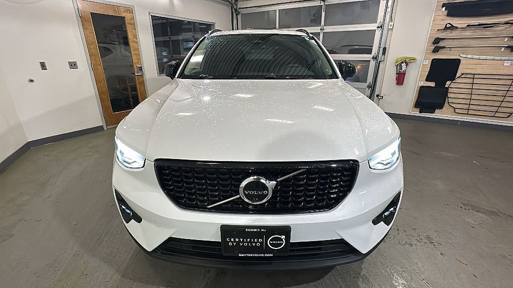 2023 VOLVO XC40