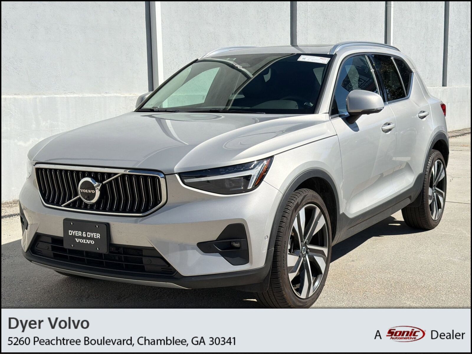 2023 VOLVO XC40