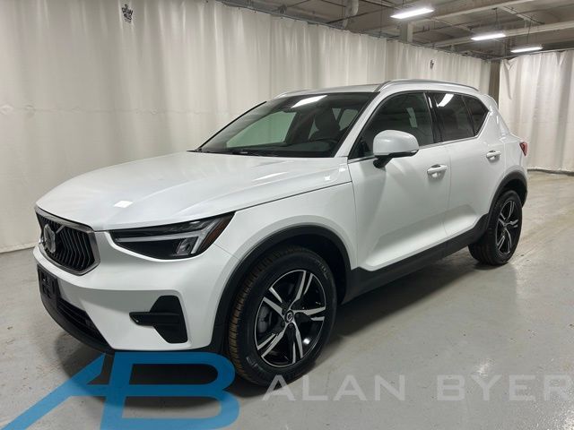 2025 VOLVO XC40
