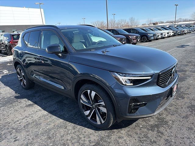 2026 VOLVO XC40