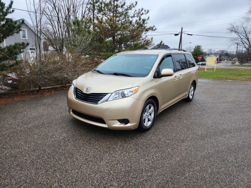 2011 TOYOTA Sienna