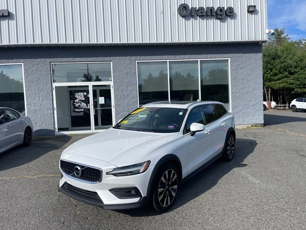 2021 VOLVO V60CC