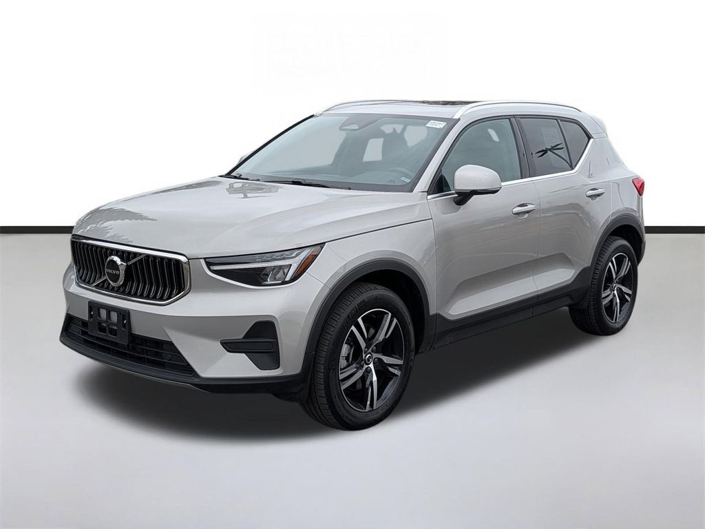 2025 VOLVO XC40