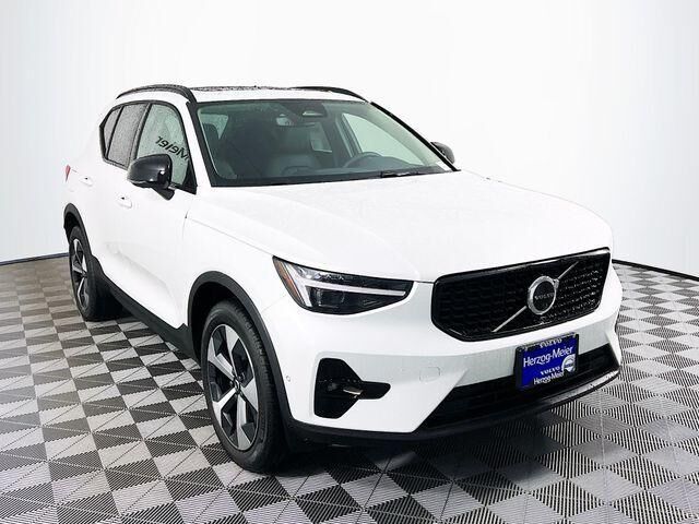 2026 VOLVO XC40