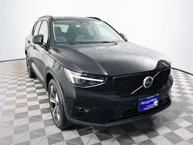 2026 VOLVO XC40